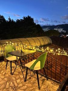 O vedere generală la munți sau o vedere la munte luată de la această casă de vacanță