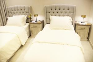 リヤドにあるرايا 03 raya القماريの- ベッドルーム2室(白いシーツ、枕付)