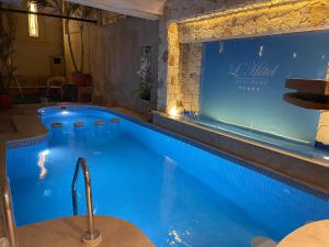 una piscina in un hotel con una grande finestra di Ideal studio in villa 255 panafig 11 private villa in 5th settelment in New Cairo a Il Cairo