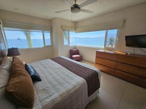 ein Schlafzimmer mit Bett und Flachbildfernseher in der Unterkunft Condominio Marlica in Manzanillo + 15 Fotos