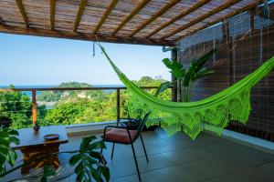 - un hamac sur le balcon d'une maison dans l'établissement Casa MiMa com vista maravilhosa, à Morro de São Paulo