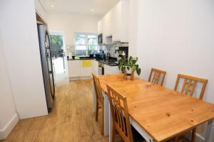 Η κουζίνα ή μικρή κουζίνα στο Luxury Apartment I Next to Brighton Beach and Shopping Center