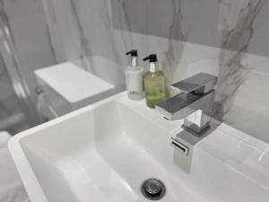 Ένα μπάνιο στο Luxury Apartment I Next to Brighton Beach and Shopping Center +10 φωτογραφίες