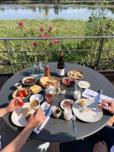 une table pleine de nourriture et une bouteille de vin dans l'établissement La Galotière, à Ingrandes-de-Touraine
