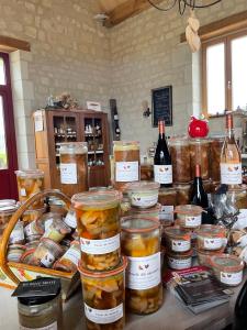 un comptoir avec des pots de nourriture et des bouteilles de vin dans l'établissement La Galotière, à Ingrandes-de-Touraine 31 autres photos