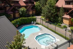 Bazén v ubytování 1BR Village Location With Pool and Hot tub by Harmony Whistler nebo v jeho okolí + 12 fotografií