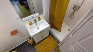 Ένα μπάνιο στο Tiny&Green House 2 +8 φωτογραφίες