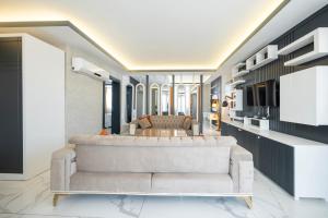 a living room with a couch and a table at Maltepe MANHATTAN OTEL in Ankara