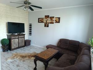 Telewizja i/lub zestaw kina domowego w obiekcie Apartament ul. Wczasowa 300 m od morza