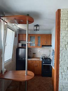Kuchnia lub aneks kuchenny w obiekcie Apartament ul. Wczasowa 300 m od morza