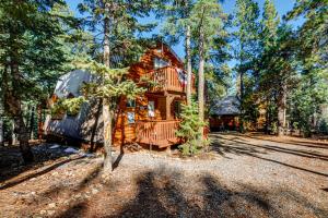 una cabina nel bosco con un ampio ponte di Near National Parks Duck Creek Cabin Retreat a Duck Creek Village