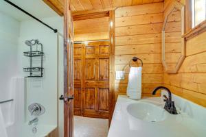 bagno con lavandino e parete in legno di Near National Parks Duck Creek Cabin Retreat a Duck Creek Village