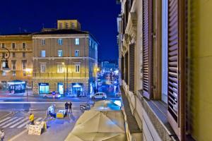 Blick auf eine Stadtstraße in der Nacht in der Unterkunft Primo Piano Suites in Rom