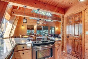 una cucina con piano cottura e forno in una cabina di Near National Parks Duck Creek Cabin Retreat a Duck Creek Village Altre 18 foto