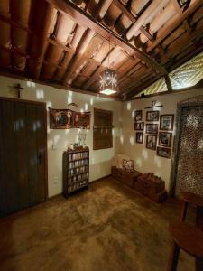 an empty room with a large room with a room at Diamantina, Curralinho Extração in Diamantina