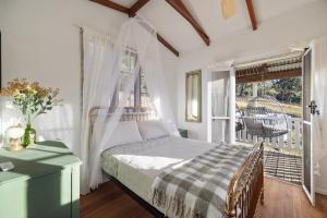 En eller flere senge i et værelse på Bellbird Rise Off-Grid Cottage