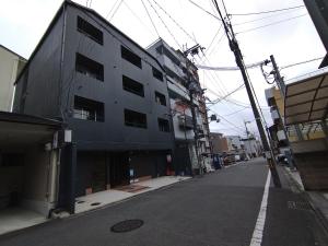 an empty street next to a building at 下町の穴場 キッチン完備 長期滞在に最適なお部屋 Rapyuta monthly apartment in Kyoto