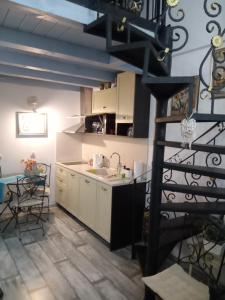 - une cuisine avec un évier et une table dans une chambre dans l'établissement Cosy House, à Sofia