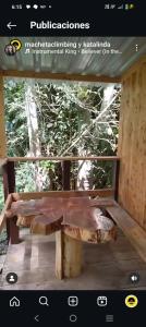a picture of a wooden bench in front of a window at Macheta Climbing House in Machetá +1 photo