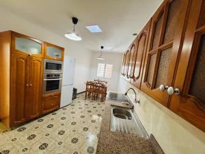 a kitchen with a sink and a stove top oven at Edara Home - Vivienda completa in Gáldar