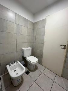 ein Badezimmer mit Toilette und Waschbecken in der Unterkunft Edificio Pacha in Santiago del Estero + 5 Fotos