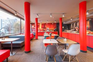 Un restaurante u otro lugar para comer en Hotel Ibis Bregenz