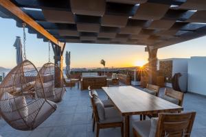 Χώρος καθιστικού στο Cabo PH Stunning Rooftop with Jacuzzi