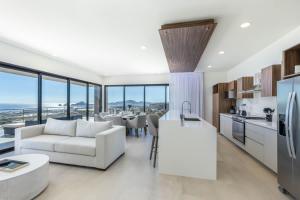 Η κουζίνα ή μικρή κουζίνα στο Cabo PH Stunning Rooftop with Jacuzzi
