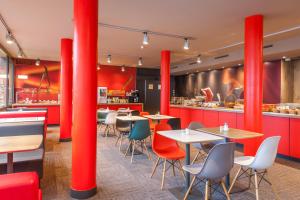 Un restaurante u otro lugar para comer en Hotel Ibis Bregenz