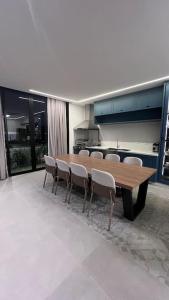 una cucina con tavolo e sedie in legno di Natureza, Paz e Conforto a Águas de Santa Barbara Altre 53 foto