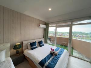 Ένα ή περισσότερα κρεβάτια σε δωμάτιο στο Riverbank suites waterfront +25 φωτογραφίες