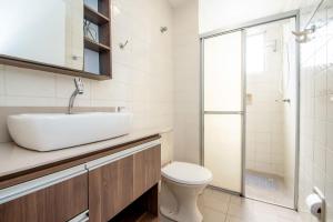 une salle de bain avec un lavabo et des toilettes dans l'établissement Apto no Centro de Balneário Camboriú CR9789, à Balneário Camboriú 14 autres photos