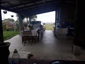a garage with a table and a car parked at Casa CISSA FRENTE Mar in Itapoa