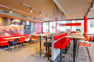 Un restaurante u otro lugar para comer en Hotel Ibis Bregenz