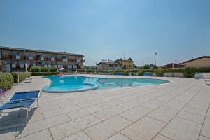 Bazén v ubytovaní Benacus E4 Apartment by Wonderful Italy alebo v jeho blízkosti