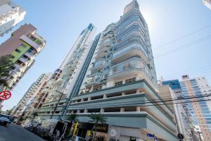 un grand bâtiment dans une rue de la ville avec des bâtiments dans l'établissement Apto no Centro de Balneário Camboriú CR9789, à Balneário Camboriú