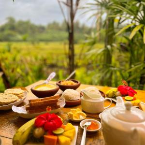 un tavolo apparecchiato con diversi tipi di cibi per la colazione di The WE2 - Wildwood Elegance Escape a Bentota Altre 25 foto