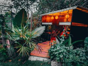 Taman di luar The WE2 - Wildwood Elegance Escape