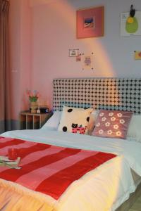 ein Bett mit einer roten und weißen Decke drauf in der Unterkunft suansuan Apartment in Chengdu
