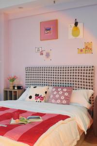 ein Schlafzimmer mit einem Bett mit Büchern darauf in der Unterkunft suansuan Apartment in Chengdu