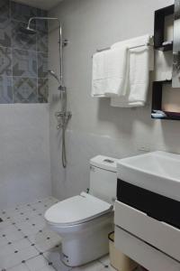 ein Badezimmer mit Toilette, Dusche und Waschbecken in der Unterkunft suansuan Apartment in Chengdu