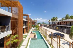 Cette chambre offre une vue sur un bâtiment doté d'une piscine dans une rue. dans l'établissement Studio vista mar - Milagres - AL, à Porto de Pedras