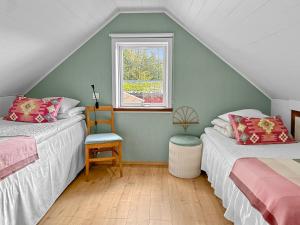 Una cama o camas en una habitación de The Blomsholm Cabin - Recharge Your Electric Car
