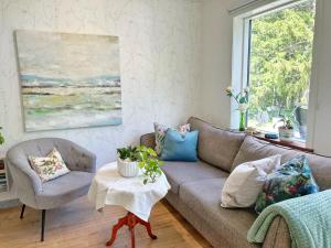 Un lugar para sentarse en The Blomsholm Cabin - Recharge Your Electric Car
