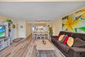 una sala de estar con un sofá y una mesa en Beautiful Royal Palm Bay Condo near Disney, en Kissimmee