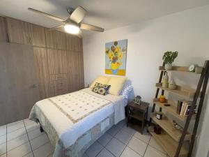 a bedroom with a bed and a ceiling fan at Plácida casa cerca del consulado a 1500 metros del consulado americano in Ciudad Juárez