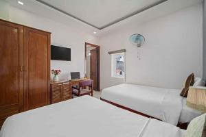 Postel nebo postele na pokoji v ubytování Kingdom Danang Hotel