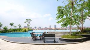 Πισίνα στο ή κοντά στο Best Choice and Nice Studio Apartment at Grand Dharmahusada Lagoon By Travelio