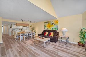 una sala de estar con un sofá y una mesa en Beautiful Royal Palm Bay Condo near Disney, en Kissimmee