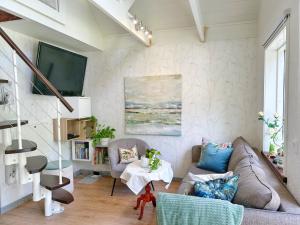 斯特伦斯塔德The Blomsholm Cabin - Recharge Your Electric Car的带沙发和电视的客厅